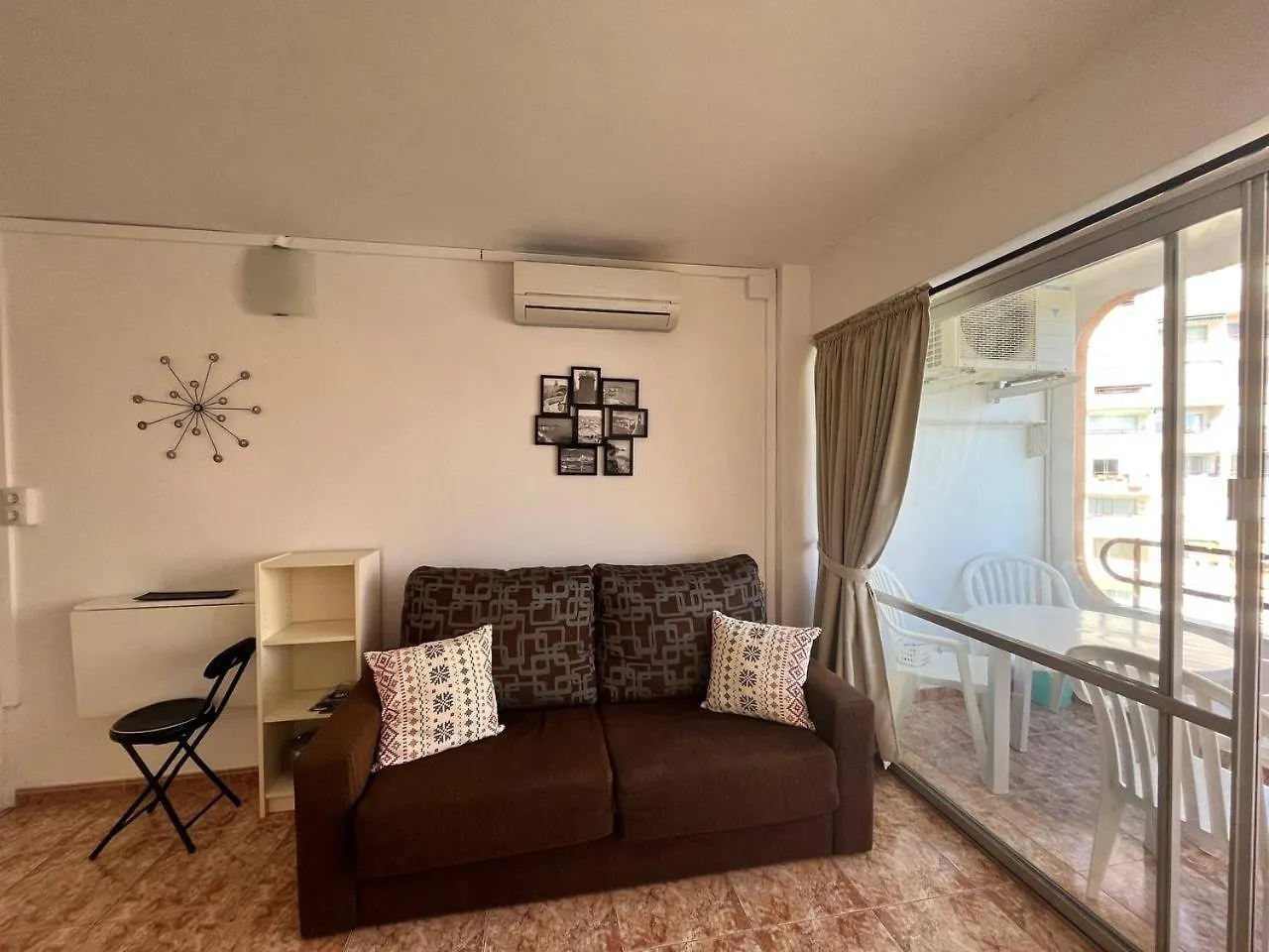 Estudio Con Tres Piscinas Comunitarias Y Pista De Tenis 罗萨斯 0*,  西班牙