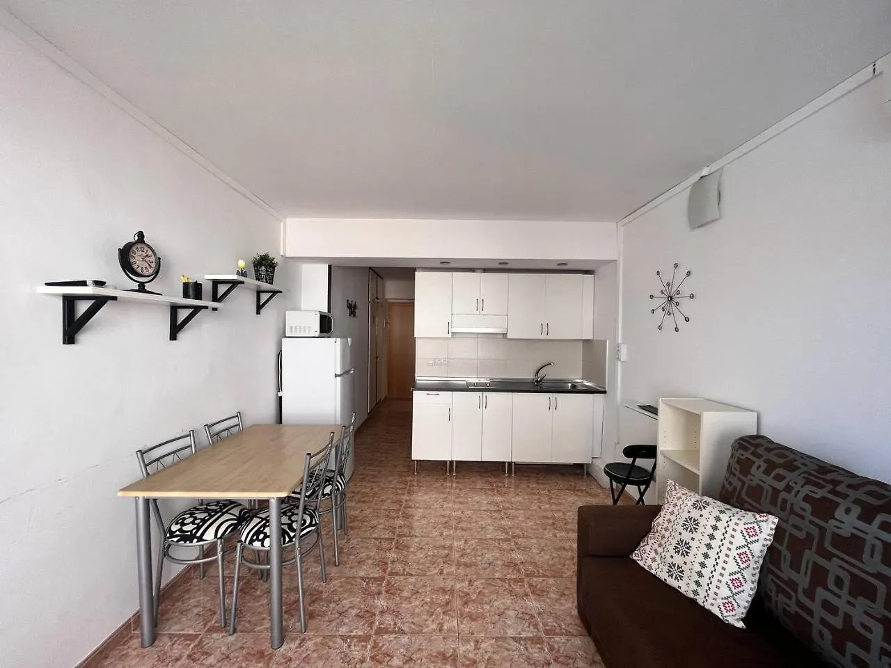 Estudio Con Tres Piscinas Comunitarias Y Pista De Tenis 罗萨斯 0*,